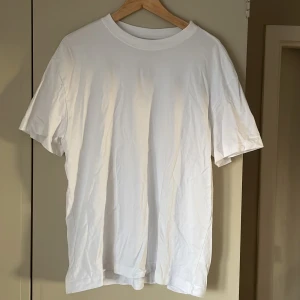 Oversized t-shirt - Vit oversized t-shirt i stl M från weekday. Använd fåtal gånger och väldigt fint skick. Allt ska bort så pris kan diskuteras💗
