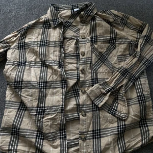 Skjorta  - Rutig skjorta från H&M. Stl S.
