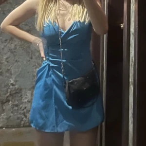 Blå satin klänning - Har syttt upp banden men går lätt att ta bort (bild 2)💓💓