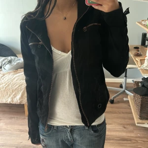 Svart jacka - Säljer denna jackan. Jackan är svart och perfekt nu till hösten. Den har två fickor på brösten och två vid midjan. Det står att jackan är i storlek 40 men den passar mig perfekt som har storlek S i kläder 💕