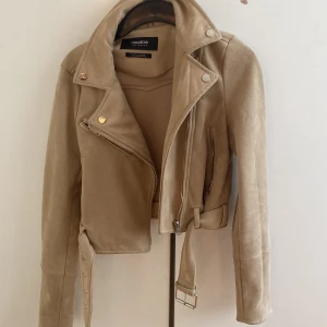 Läderjacka - Oanvänd begie läderjacka från pull and bear.