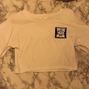 Vans tröja  - En kort vit tröja från vans. Väldigt fin och fräsch men inget jag använt på några år 