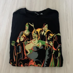 Jättecool T-shirt  - Svart tröja med dom onda karaktärerna från Disney 