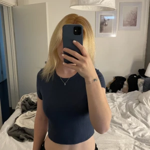 T-shirt  - Grönblå t-shirt från Zara, otroligt mjukt material och sitter bra, använt fåtal gånger så tröjan är i nyskick. Använder då den inte är min stil längre😢