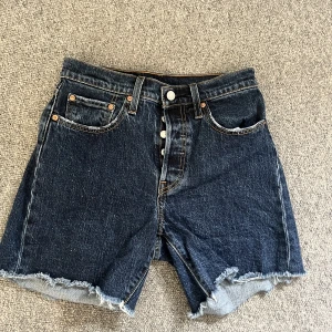 Levis jeansshorts  - Levis 501 mid thigh shorts. Använda fåtal gånger och är i toppskick. Säljer för dom inte passar längre. Köpta för 725kr
