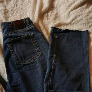 Snygga och sköna jeans från gina. Highwaist och wideleg. Midjemått: 36 cm. Innerbenslängd: 79 cm. Avklippta längst ned. Använda ganska lite. 