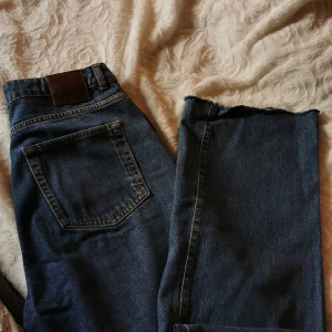 Jeans gina - Snygga och sköna jeans från gina. Highwaist och wideleg. Midjemått: 36 cm. Innerbenslängd: 79 cm. Avklippta längst ned. Använda ganska lite. 