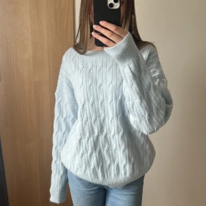 Stickad tröja - Stickad blå tröja som jag köpte för länge sen 💕 skriv om du har frågor 