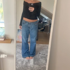 Jeans - Coola baggy jeans!🪩 storlek 42 ish, men passar de flesta beroende på önskad passform, jag är en 36/38 o 167 lång