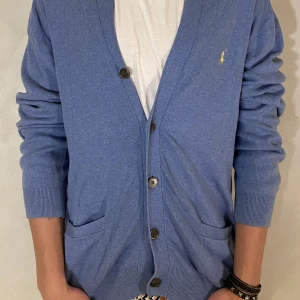 Ralph Lauren Kofta  - Hej! Säljer nu en Ralph Lauren skjorta i storlek M fint skick. Tveka inte på att höra av dig om du har frågor! 