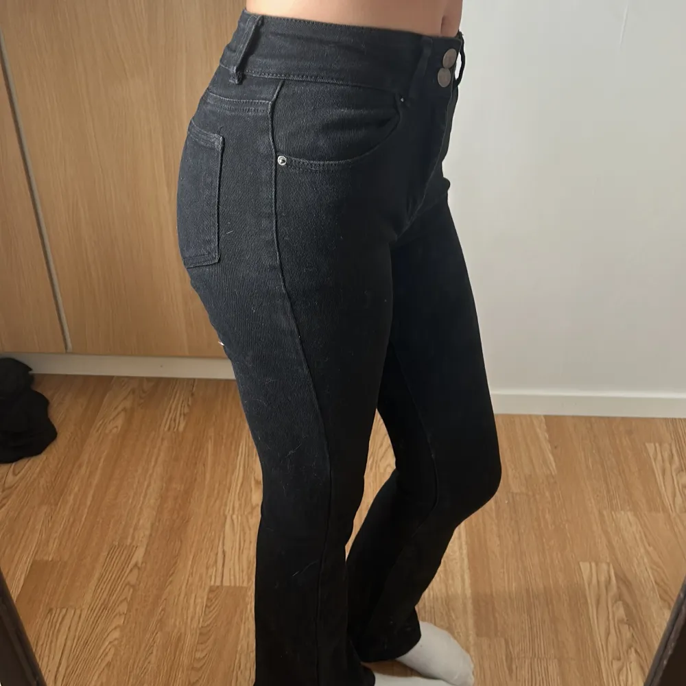 Säljer dessa jeans bara för att dom är för korta på mig, det är inget fel på jeansen alltså dom ser ut som nya 💕 har använt 2-3 gånger. Kontakta om du har frågor :). Jeans & Byxor.