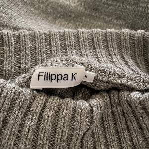 Stickad tröja från filippa K, sitter snyggt och lagom oversized. Originalpris: 1900kr Den är använd, därmed det låga priset, men har inga defekter, jättefint skick. Inte ull så den kan tvättas i maskin.