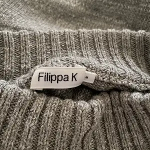 Stickad tröja från filippa K, sitter snyggt och lagom oversized. Originalpris: 1900kr Den är använd, därmed det låga priset, men har inga defekter, jättefint skick. Inte ull så den kan tvättas i maskin.