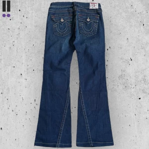 True religion jeans #701 - True Religion jeans i model Joey 💜 Tag 28W 💜Midja (rakt över) 39cm 💜 Innerben 83cm 💜 Ytterben 102cm 💜 Benöppning 24cm 💜  💜Våra mått blir W=30, L=32 💜 Men jämför alltid måtten💜701