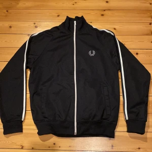 Fred Perry kofta - En mycket fin kofta från Fred Perry. Nästan aldrig använd och i nyskick. Storlek S men funkar bra för M. Dm för fler frågor.