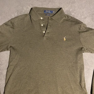 Ralph Lauren Rugby Tröja - Säljer nu min tröja från Ralph lauren då den är för liten. Tröjan är i mycket bra skick 8,5/10 och inga skador. Storlek är M men passar något mindre M eller S, för liten för mig som bär M och är 186. Hör av dig om du har frågor eller är intresserad 