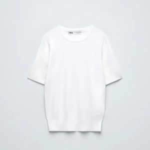 Zara tröja  - Säljer en vit bas tröja som sitter lagom tajt och snyggt från zara som är andvänd 