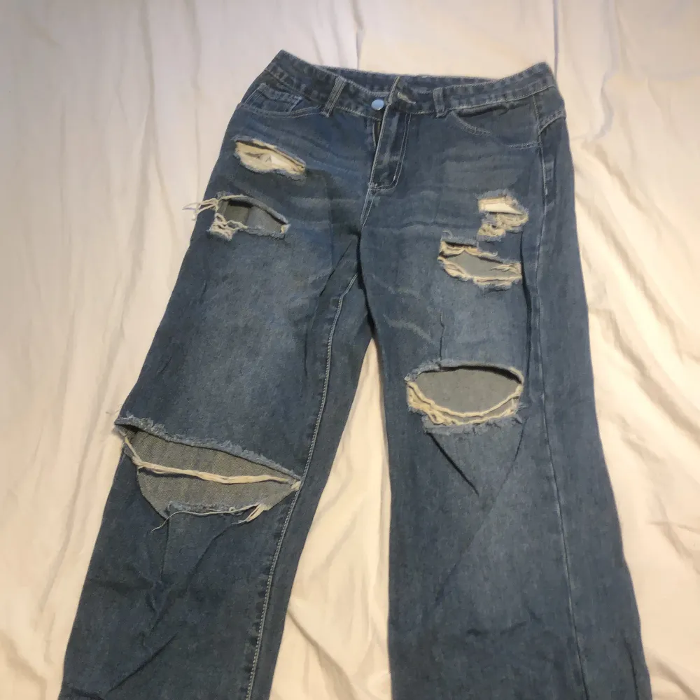 Blåa vida jeans med text på rumpan. Jeans & Byxor.