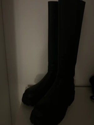 Knähöga boots - Köpte dessa stövlar för några månaders sedan på monki för ca 650kr endast använda en gång. Därav säljer jag dem pga att jag inte fått någon användning för dem. Storlek 39.