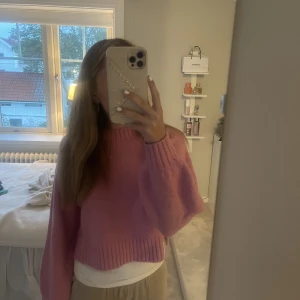 Stickad tröja  - Gullig rosa stickad tröja från Gina tricot young. Den går upp lite i halsen och är använd ca 5 gånger❤️