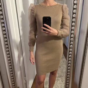 Skickad klänning - Fin stickad klänning. Tyvärr så har den inte kommit till så stor användning för mig och hoppas att den får en ny ägare.  Kommer ifrån ett rök och djurfritt hem! Har du fler frågor så kontakta gärna mig.  Se mina övriga annonser 🌸