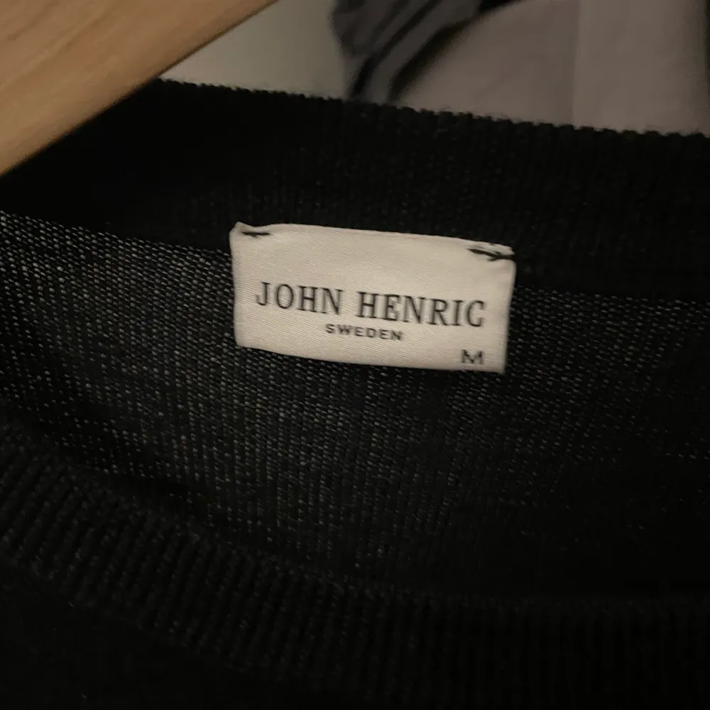 Säljer min John Henric tröja för att jag inte använder den. Använt den två gånger så den är som ny.. Stickat.