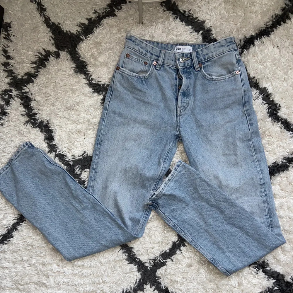 Säljer mina zara mid waist jeans då de har blciit för små i midjan. Storlek 34! 💕. Jeans & Byxor.