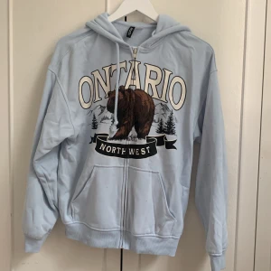 Oversize tröja  - Blå oversize hoodie med ett jättefint tryck 