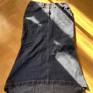 lång jeanskjol  - Maxi marinblå jeanskjol i bra kvalitet. Oanvänd!🐚