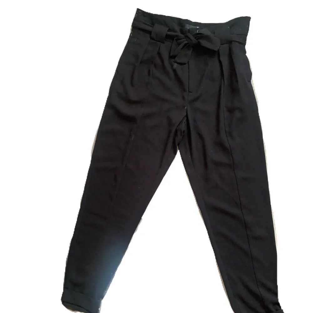 Svarta byxor med bälte som knyts framtill.. Jeans & Byxor.