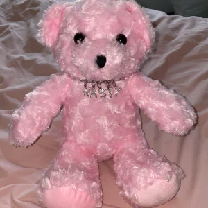 Rosa björn - Köpt från dollskill 💕 ordinarie pris 300kr! I nyskick utan hål eller fläckar 😊
