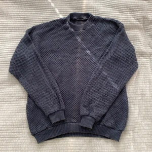 stickad tröja - Superfin mörkblå stickad tröja. Jättemysig, perfekt inför hösten. Köpt på myrorna men i väldigt bra skick, bara lite nopprig på vissa ställen. 