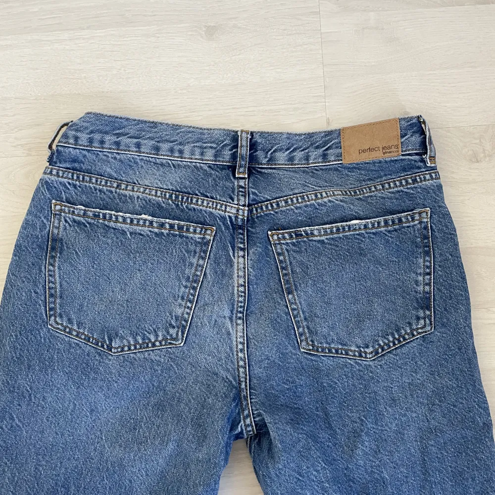 Jätte snygga low waist jeans från Gina tricot! Dom är i storlek 36 och är i väldigt bra skick på grund av att jag har inte använt dom så mycket. Dom är lite slitna längst ner men det är inget man märker. Jag säljer dom för 400 kr + 54 kr i frakt❤️ . Jeans & Byxor.