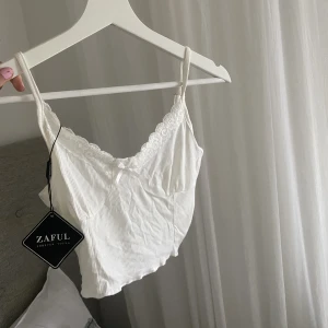 Vit söt topp - Säljer denna helt nya och oanvända topen(etiketten kvar).😍Super fin och mycket bekvämt matrial! Skriv privat för bilder med linnet på!!!💕💕💕