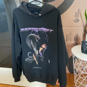 Represent hoodie - Säljer tröjan då den inte används. Tröjan är i väldigt bra skick då den använt fåtal gånger.