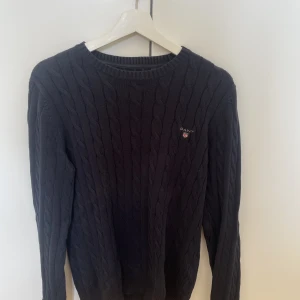 Gant knit  - Kavelstickad tröja från Gant. Storlek M. 