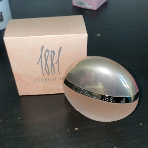 Cerruti parfym 50 ml  - Aldrig använd, har en söt/blommig lukt. Skick 10/10, orginalpris: runt 300 kr