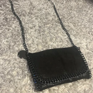 Stellamcurtny - Liknande väska som är fejk men ser jätte riktigt it. Köpte den för 400kr utomlands så säljer den för 250kr