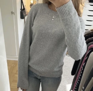 Säljer fin stickad tröja från Vera Moda❤️ - ⚠️tagna bilder⚠️ Säljer dena fina stickade tröjan från Vera Moda i blå och grå,skriv om ni vill ha mer bilder💖