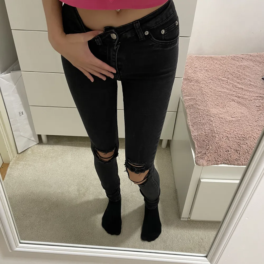 Jätte fina och sköna svarta jeans med hål vid knän som inte kommer till användning längre. För mer frågor och bilder kontaktas mig.. Jeans & Byxor.