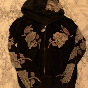 Luvtröja med dragkedja  - En hoodie med dragkedja med många detaljer. Fin märkes hoodie från Ed Hardy. Även ett litet lejon på dragkedjan. Haft den i många år nu så dags att sälja. Därav säljs ganska billigt. Vet inte storlek men skulle gissa på XS-S.  