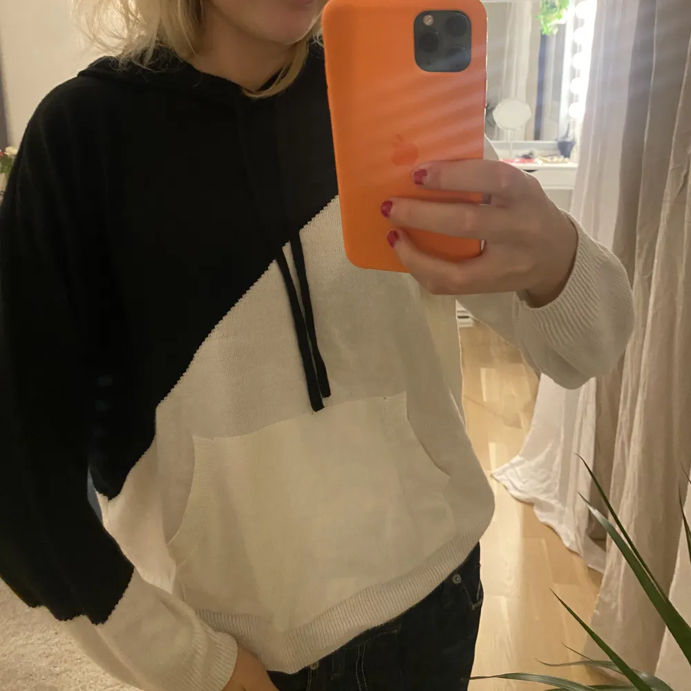 Så söt och skön stuckad hoodie med unikt utseende. Stickat.