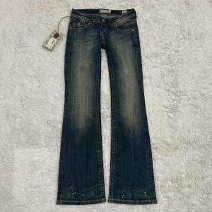 Lowrise o bootcut jeans, i perfekt skick 💕 Midjan är 73cm och innerbens är 71cm 🩶