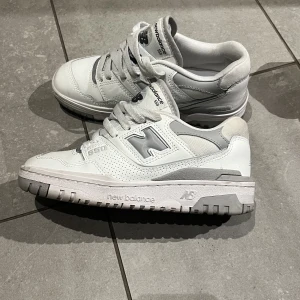 New balance 550 - Säljer dessa new balance 550 i storlek 36! Jag fraktar endast och klparen står för frakten, hör av er vid frågor❤️❤️
