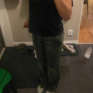 Juciy byxor  - Jag är 1,60 och dom passar perfekt till längden använda 5 gånger dom har knäppenen är borta så derför sälj dom billigare 