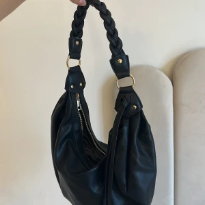 Väska  - Helt ny oandvänd skinväsks i perfekt storlek för att andvända dagligen, flätad rem och bra kvalite🩷🩷