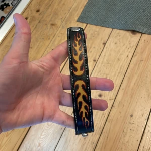 Armband - Armband med flames på, riktigt snyggt och bra skick. Skriv för mer bilder.