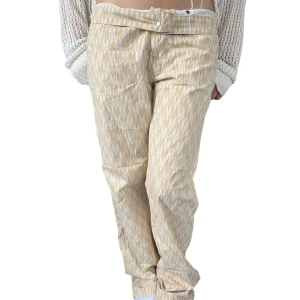 Moschino Byxor - Ett par supercoola byxor från Moschino! Strl M fast rätt baggy