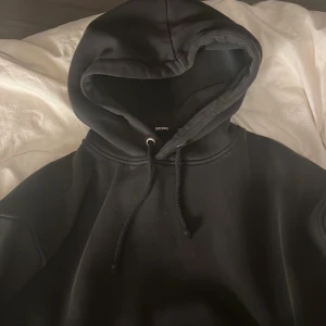 Hoodie  - Använd få gånger så den är jätte bra skick, köpt för 399kr på BikBok
