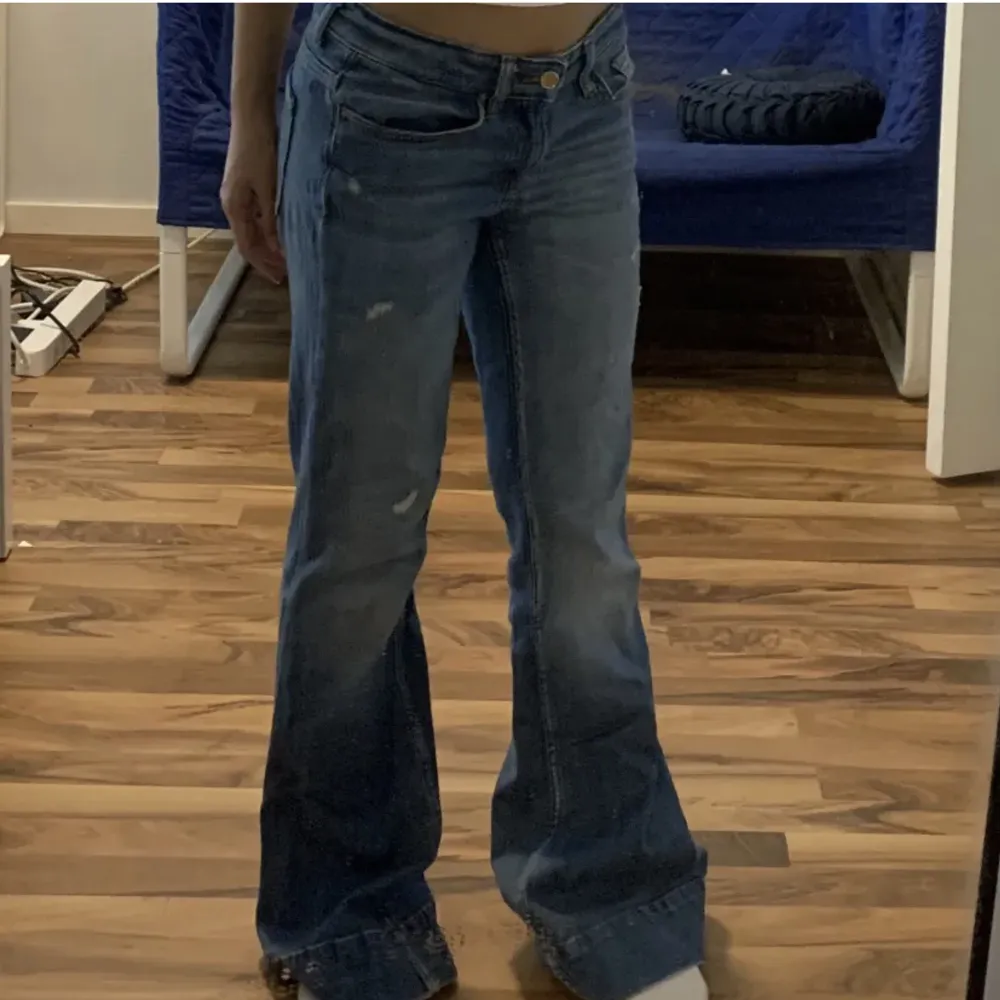 Intressekoll på dessa super fina lågmidjade bootcut jeans från Only som jag säljer då de är för långa i bena för mig. (Ny annons på produkten, köp och få gratis frakt!) . Jeans & Byxor.